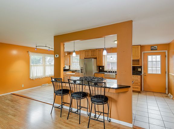 5th image of 10145 W Howard St