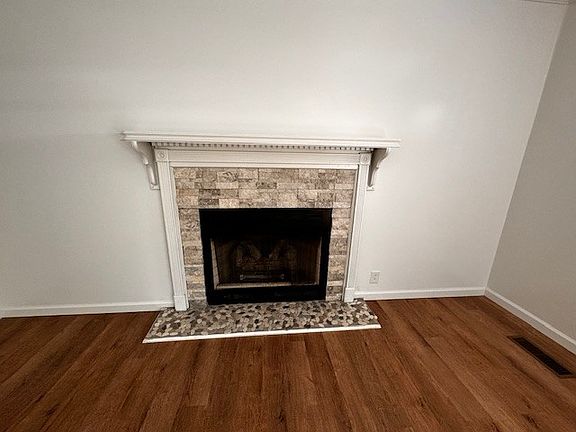 3rd image of 233 Glen Oak Cir