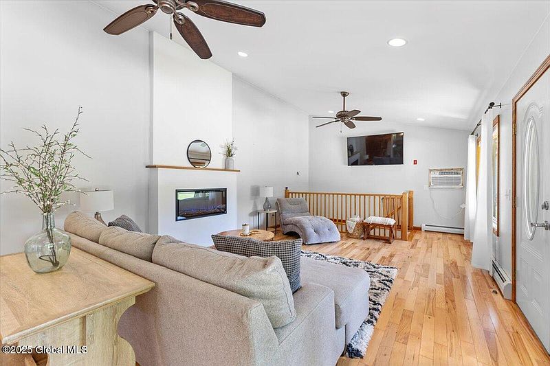 4th image of 1300 Burgoyne Avenue