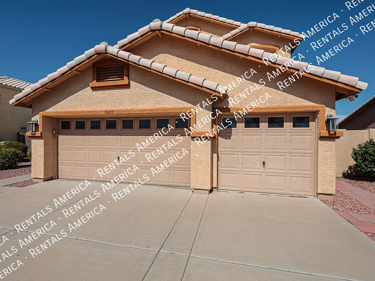 Beautiful 2-story 5BD 3BA home in Glendale! — Photo 2