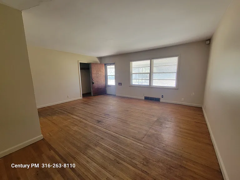 4906 E 9th St N — Photo 12