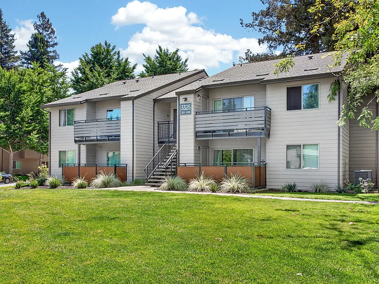 Laurel Oaks — Photo 15