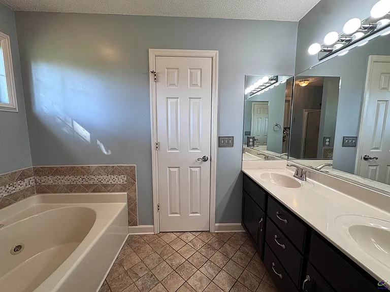 125 Lenox Dr — Photo 9
