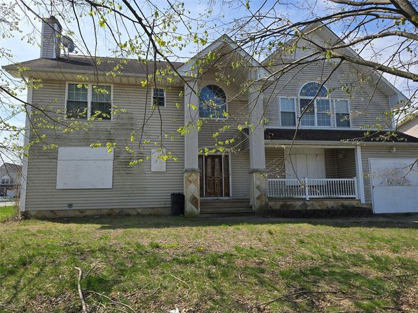 50 Brefni Street, Amityville, NY 11701