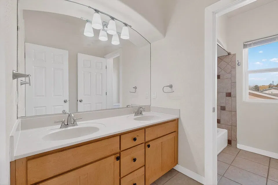 3 bed, 2.5 bath, 1975 sqft, $750 — Photo 4