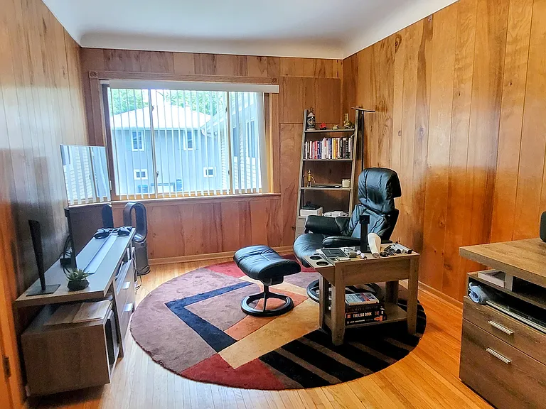 2nd bedroom as an office