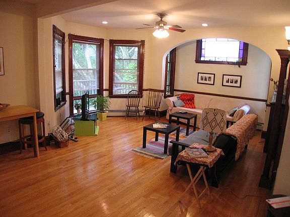 4th image of 118 Chestnut Ave APT 2