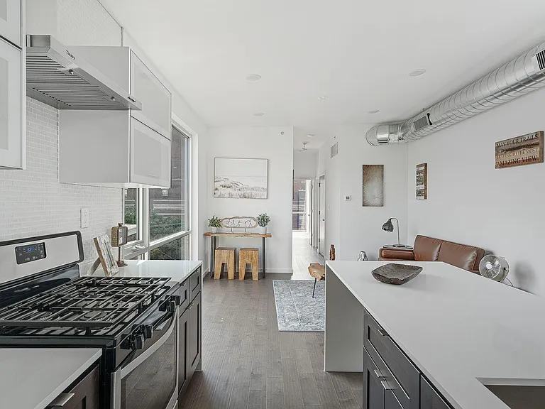 1235 N Franklin St #8 — Photo 1