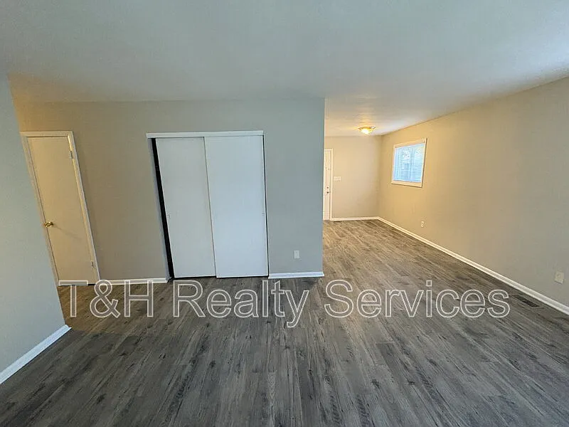 3 bed, 1.0 bath, 1025 sqft, $1,325 — Photo 3