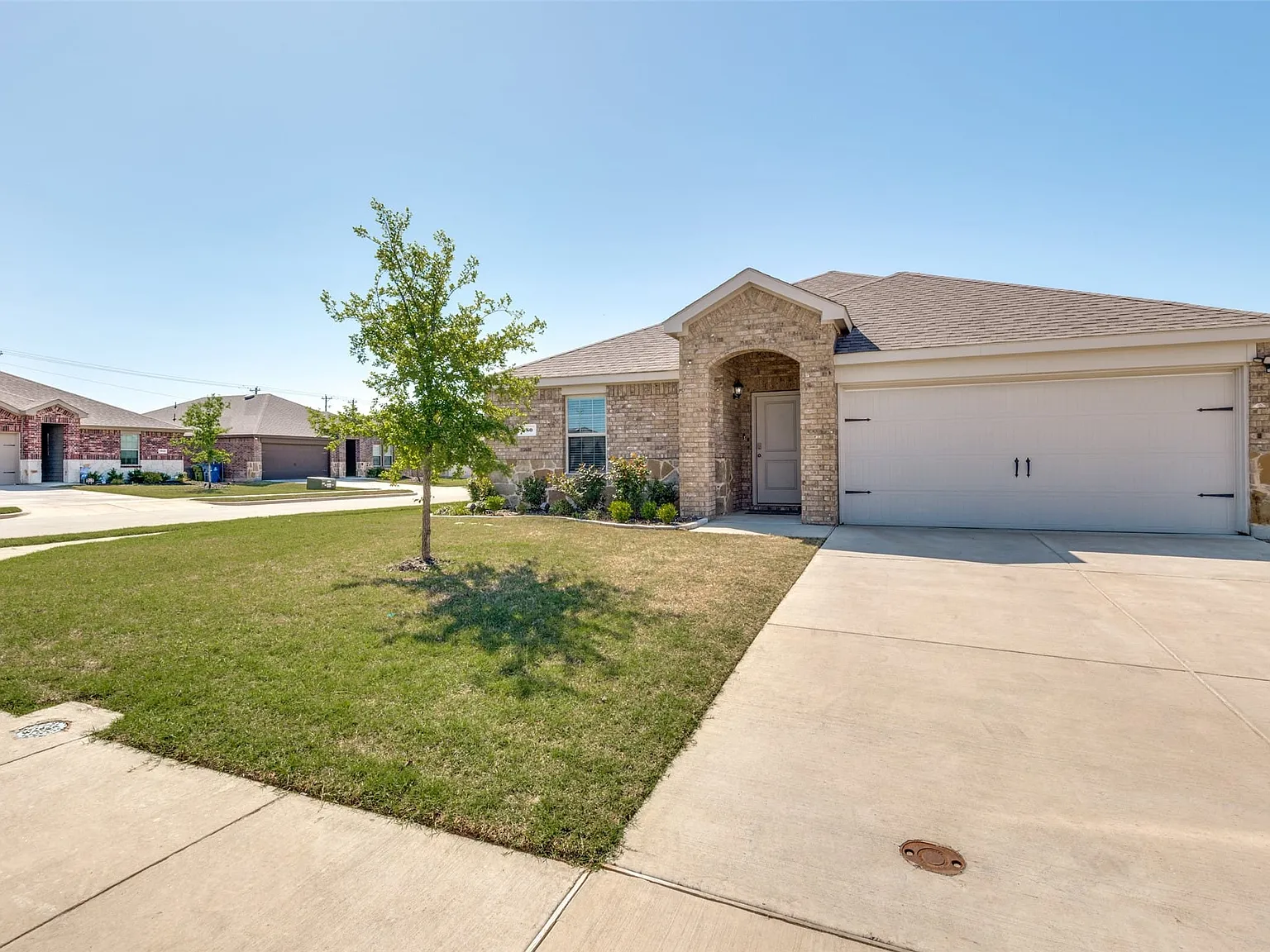 4 bed, 2.0 bath, 1587 sqft, $2,400 — Photo 1