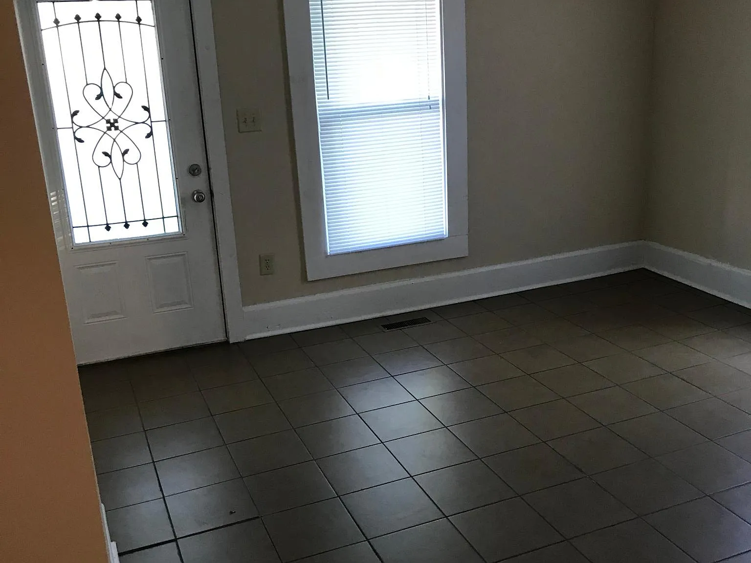 3 bed, 1350 sqft, $1,200 — Photo 2