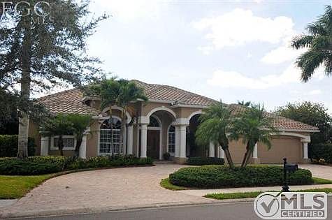 Curb view of home, 3 car garage, circle paver driveway.