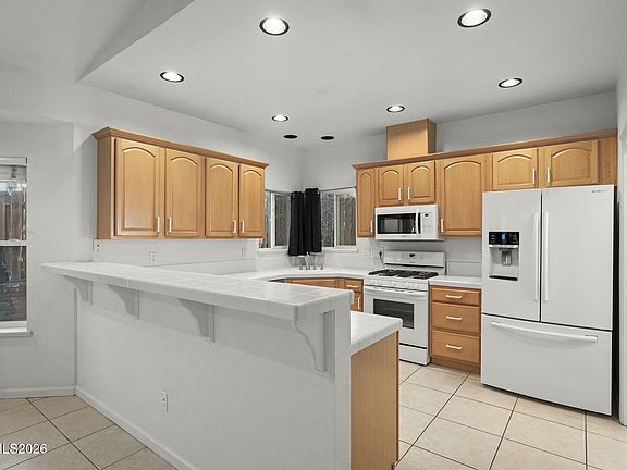 5th image of 474 W Plumb Ln