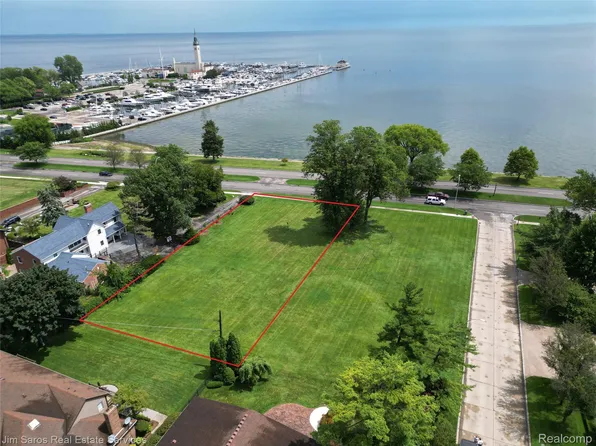 749 Lake Shore Rd, Grosse Pointe Shores, MI 48236