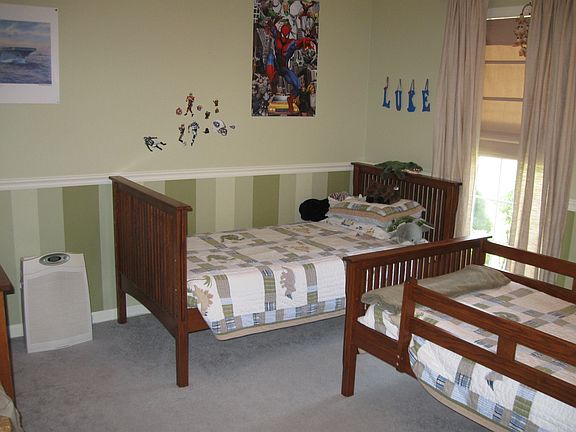 Kids' bedroom