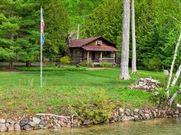 325 Shadow Trails Rd E, Boyne City, MI 49712