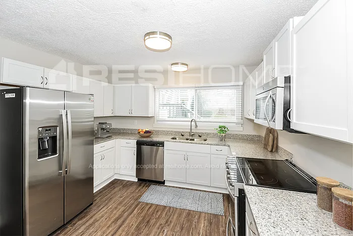 422 Raintree Pl — Photo 2