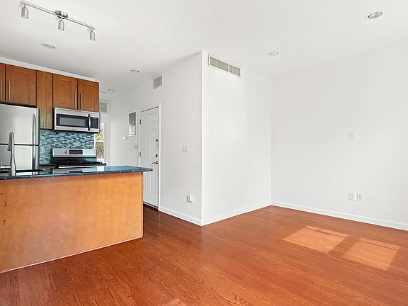 3rd image of 625 Walton Ave #2A