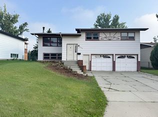 624 25th Ave NW, Minot, ND 58703