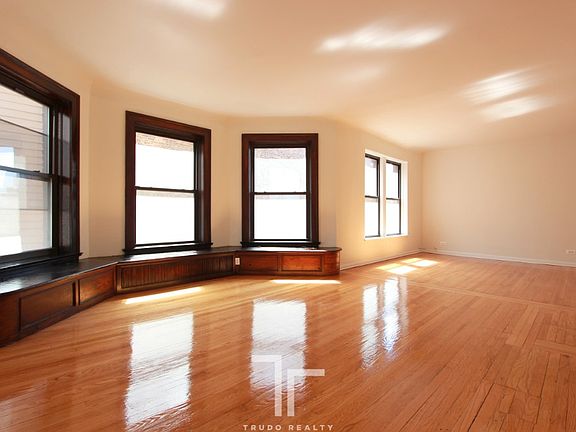 3rd image of 3935 N Pine Grove Ave #39392