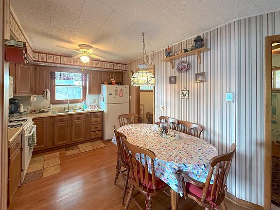 4th image of 10910 Gulden Ave NW