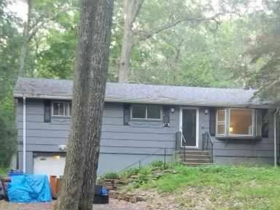 206 Cedar Swamp Rd