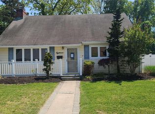 18 E Gate Ln, Copiague, NY 11726