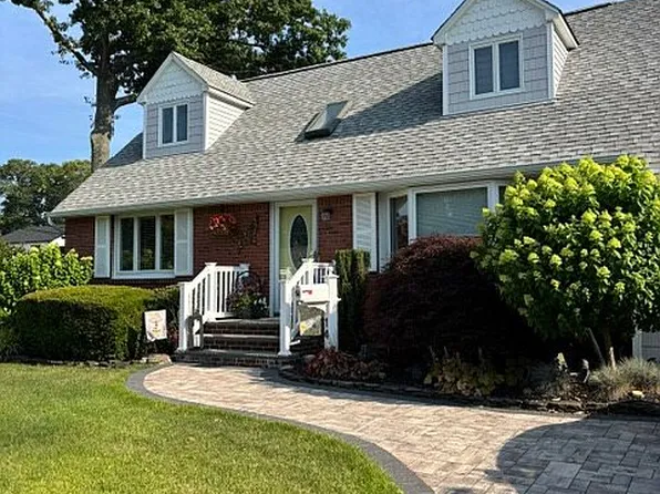14 W Spruce St, Islip, NY 11751
