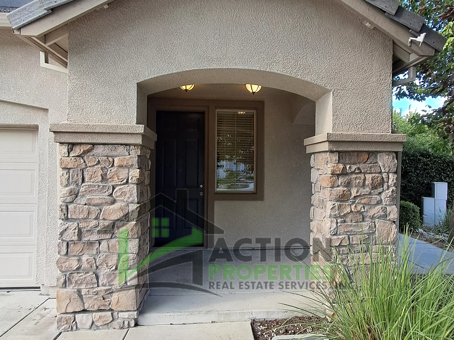 4 bed, 2.5 bath, 1902 sqft, $2,795 — Photo 3