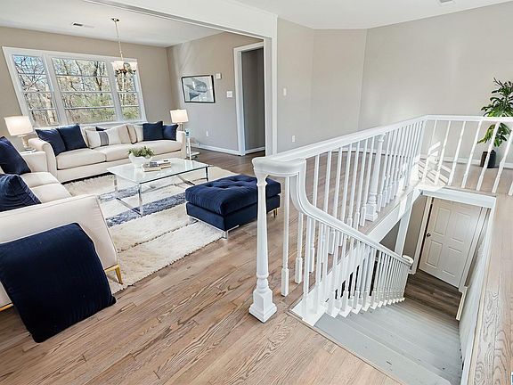 3rd image of 2036 Pershing Rd