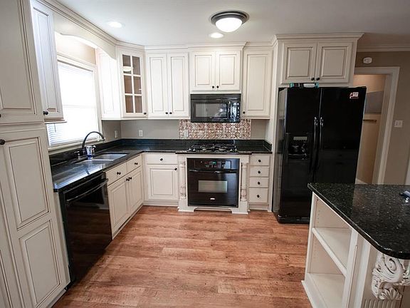 5th image of 801 Parkway Dr