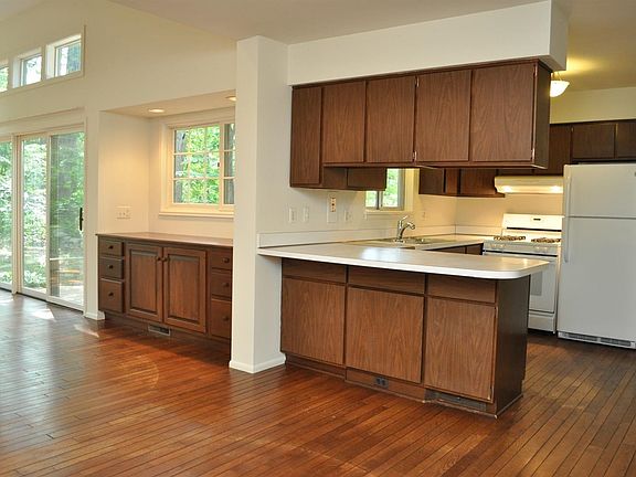 3rd image of 1106 Ravenwood St