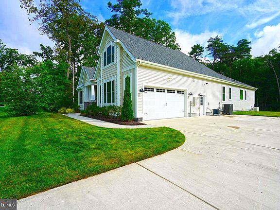 3rd image of 19056 Winterberry St