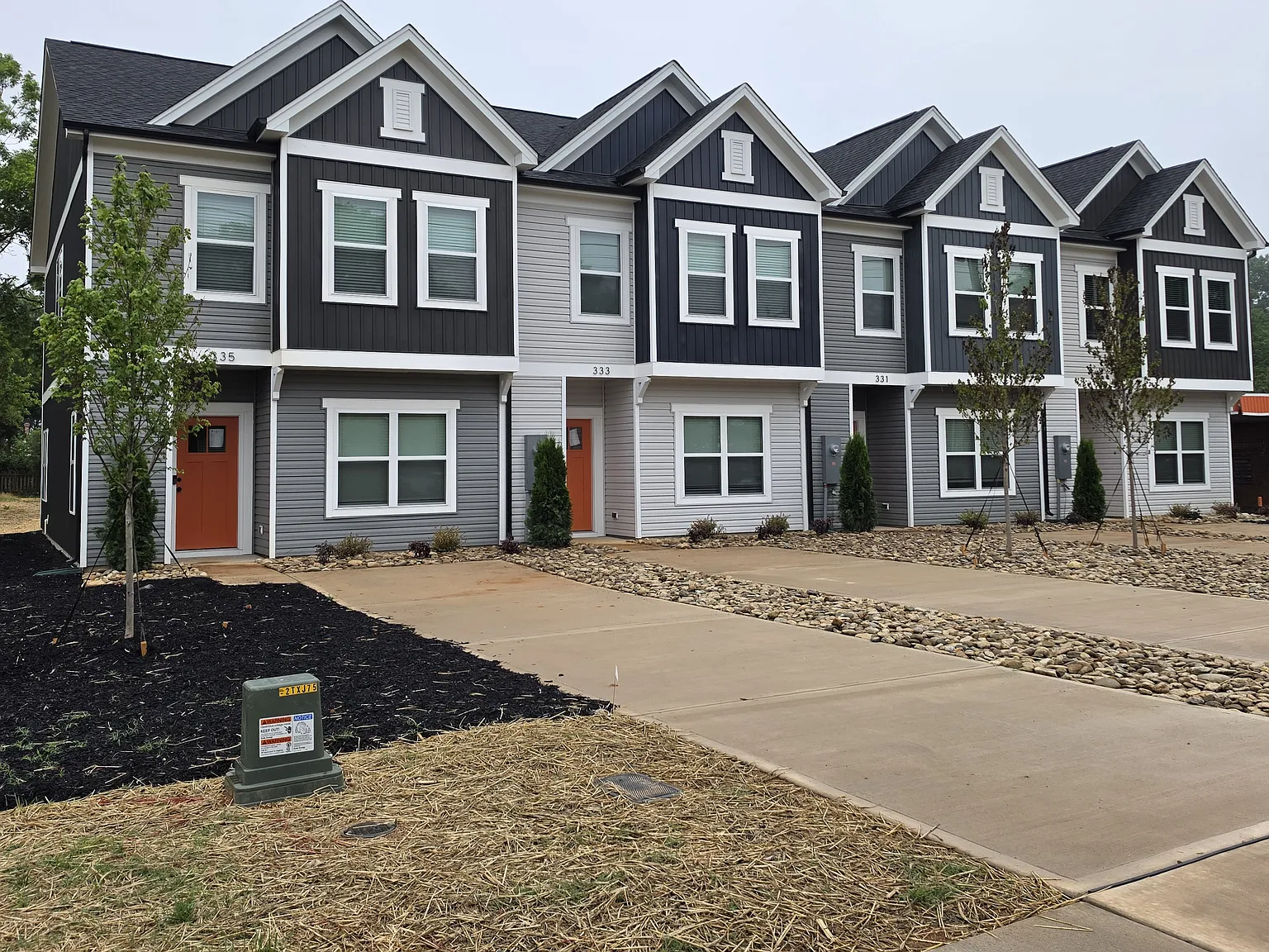 3 bed, 2.5 bath, 1549 sqft, $1,995 — Photo 2