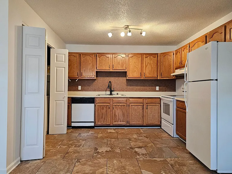Spacious 4 Bedroom 2 Bath Upstairs unit! — Photo 7