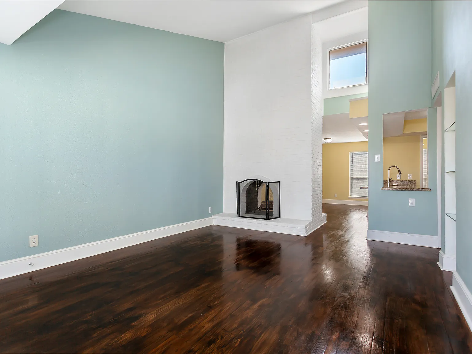 2 bed, 1050 sqft, $1,995 — Photo 2