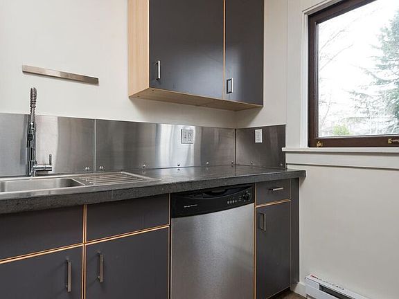 4th image of 3268 SE Hawthorne Blvd APT 302