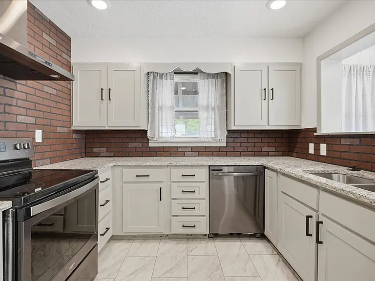 1011 Walnut St — Photo 10
