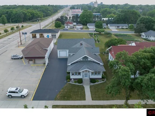 364 S Park Ave, Le Center, MN 56057