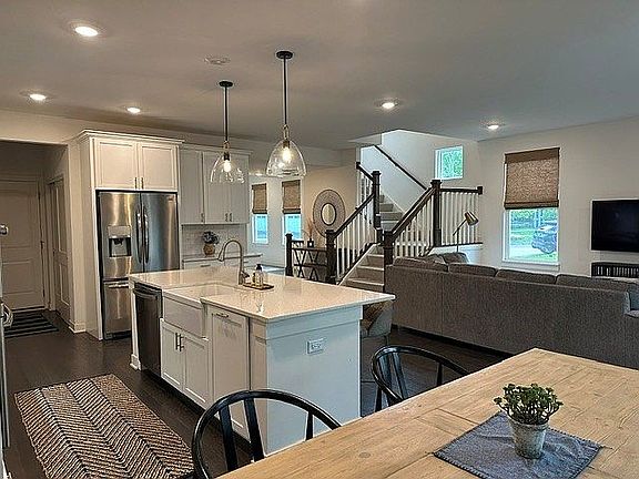 5th image of 649 Riverbank Ct