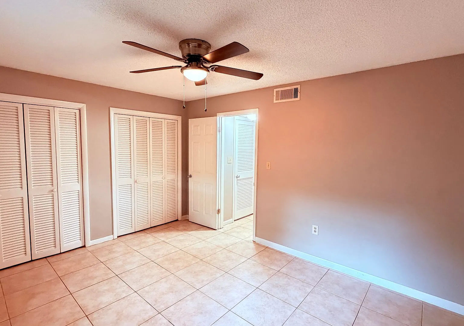 !Price Drop! Great Complex On Lake Killarney — Photo 4