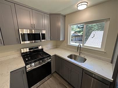 2nd image of 1452 Jefferson St #5