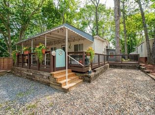 15 Cottage Rd, Baiting Hollow, NY 11933