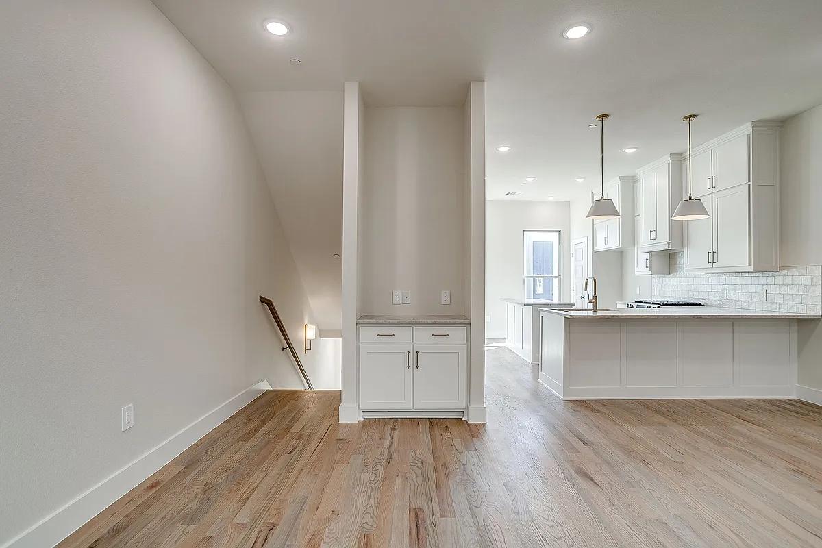 Building Photo - 300 Foch St #120