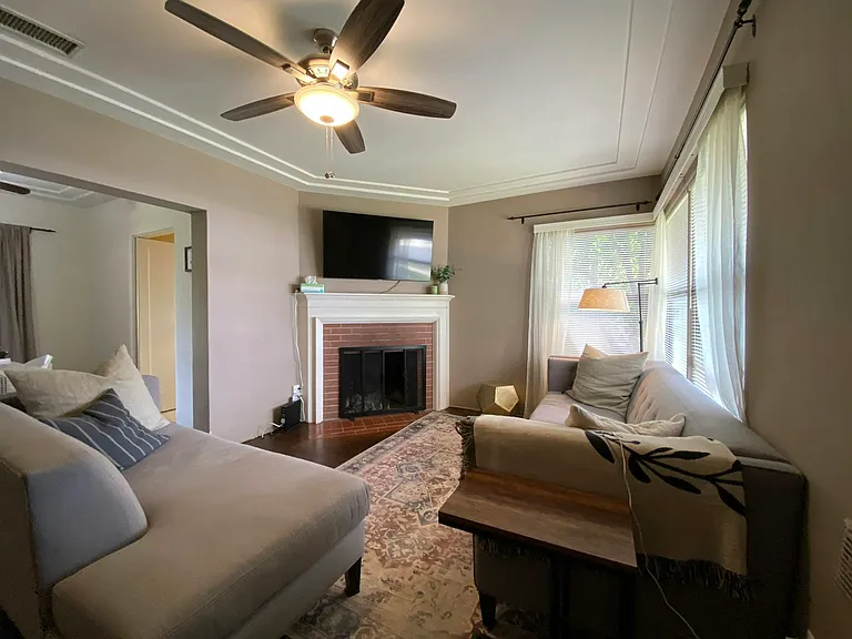 Livingroom with fireplace