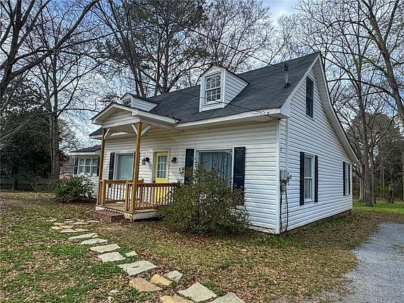 2nd image of 806 Fairview Rd
