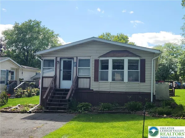 295 Woodsbluff Ct S, Bath, PA 18014