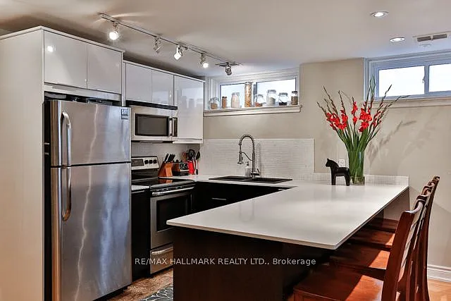 25 Love Cres #LOWER — Photo 11