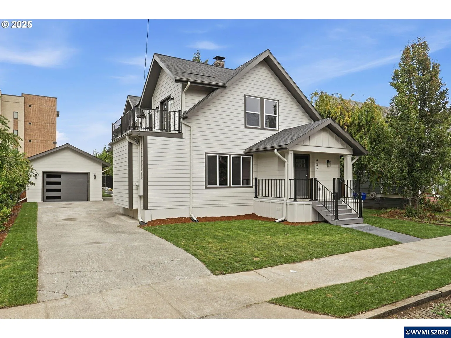 437 NE Fargo St photo 1