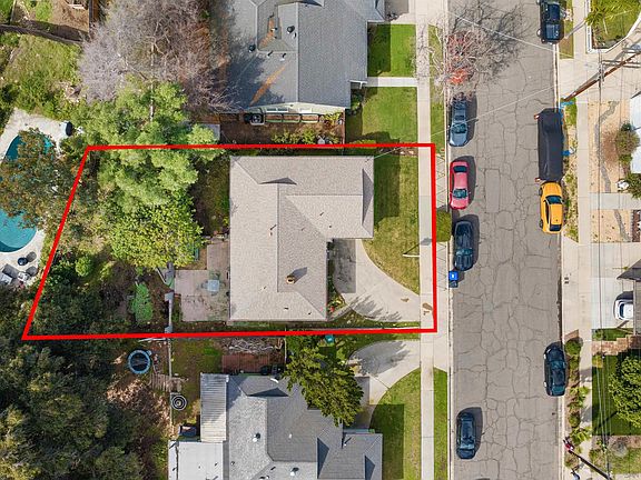 3rd image of 4867 Loukelton Way